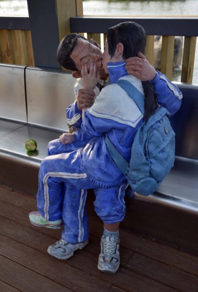 漳州一公園內現“中學生舌吻”雕塑 作者稱只是親嘴