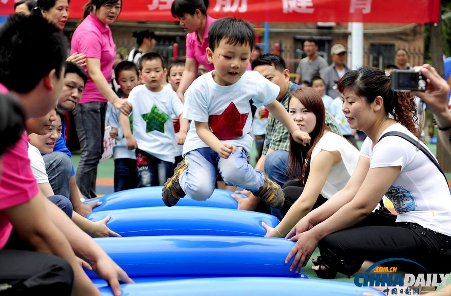 多彩童年：中國日?qǐng)?bào)聚焦“六一”兒童節(jié)