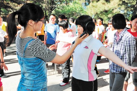 吉林高考安檢用上探測(cè)器 女生穿文胸或無法過關(guān)