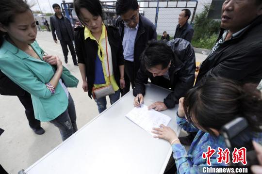 吉林大火現(xiàn)場設“家屬接待處” 登記失蹤人員