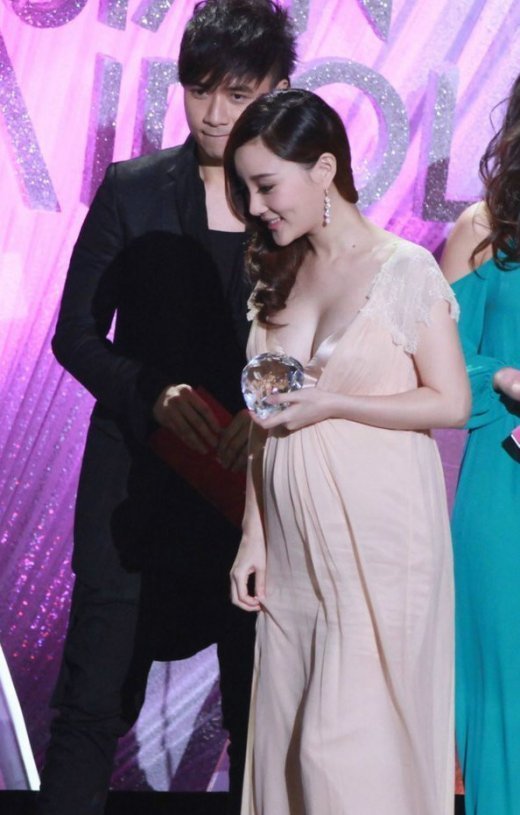 姚晨懷孕9個月大肚照曝光 女星罕見孕照妖嬈PK（組圖）