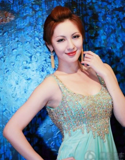 北大校花學(xué)歷造假遭圍觀 豪車生活照曝光(圖)