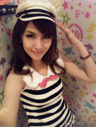 北大校花學(xué)歷造假遭圍觀 豪車生活照曝光(圖)