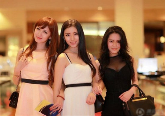 北大校花學(xué)歷造假遭圍觀 豪車生活照曝光(圖)