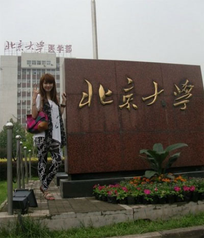 北大?；▽W歷造假遭圍觀 豪車生活照曝光(圖)