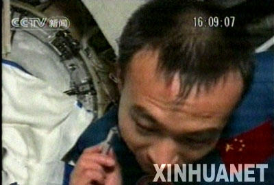 圖解航天員太空休閑生活:翻跟頭看風景騎自行車