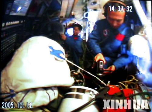 圖解航天員太空休閑生活：翻跟頭看風景騎自行車