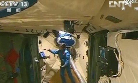 圖解航天員太空休閑生活：翻跟頭看風(fēng)景騎自行車