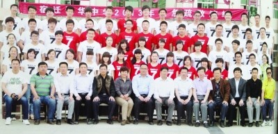 學校為節(jié)省時間將校領導PS到畢業(yè)照 引學生不滿