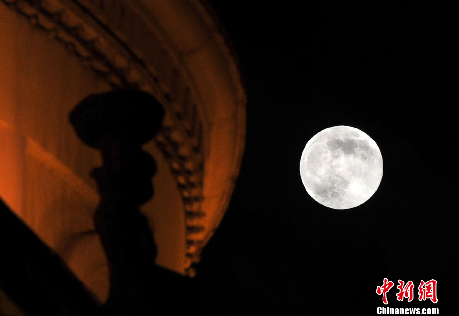 “超級月亮”現身福州天空