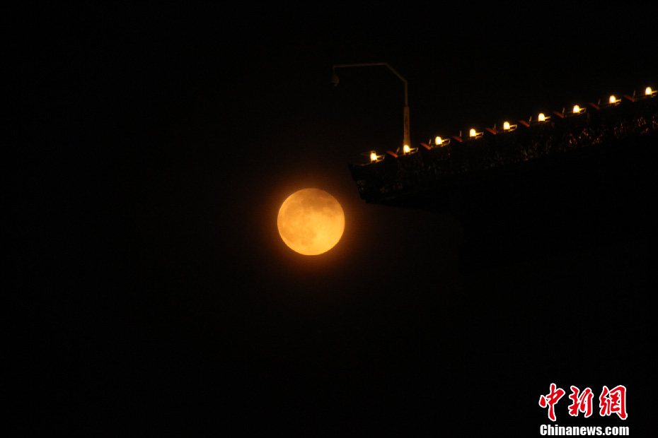 “超級月亮”現身福州天空