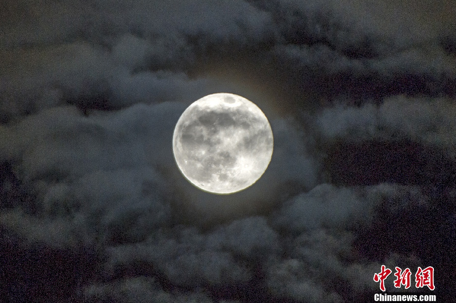“超級月亮”現身福州天空