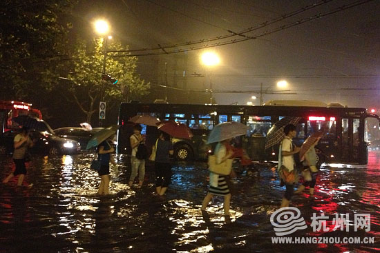 高清：杭州遭暴雨襲擊市區 開車如行船