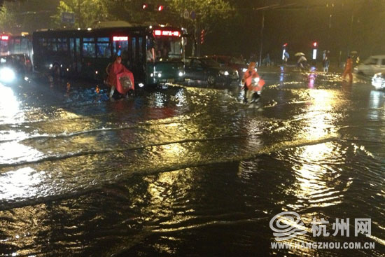高清：杭州遭暴雨襲擊市區(qū) 開車如行船