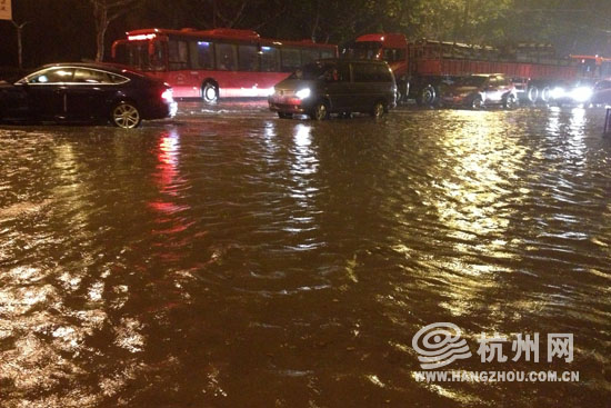 高清：杭州遭暴雨襲擊市區 開車如行船