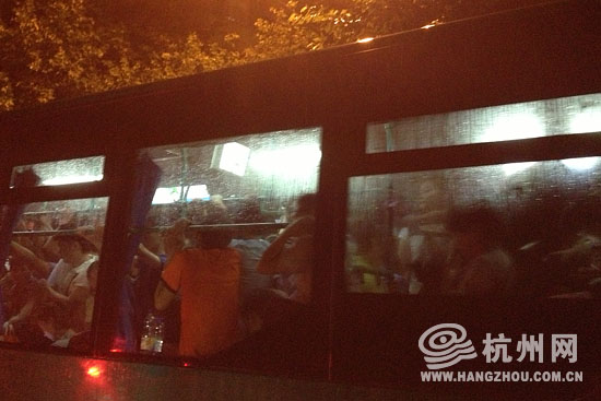 高清：杭州遭暴雨襲擊市區(qū) 開車如行船