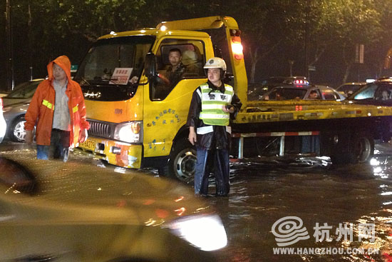 高清：杭州遭暴雨襲擊市區 開車如行船