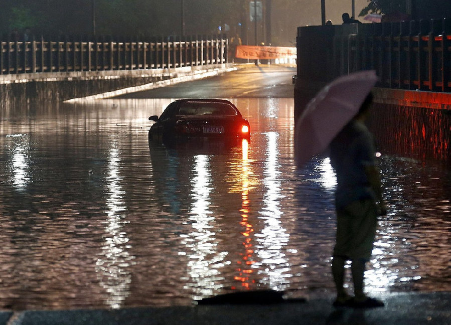 高清：杭州遭暴雨襲擊市區 開車如行船