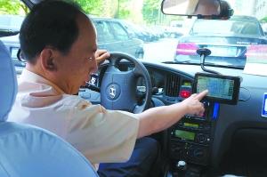 北京一的哥竟配5套叫車系統(tǒng) 趣稱車里像蟈蟈籠