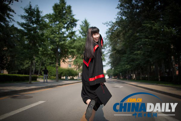 人民大學美女畢業生躥紅網絡 網友贊其為“女神”