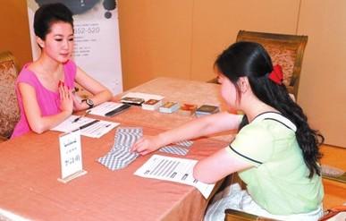 妙齡美女排隊參加富豪北京相親海選現(xiàn)場