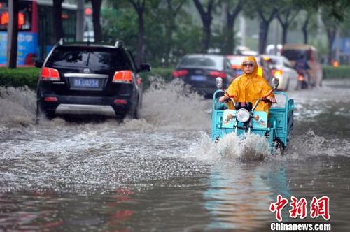 山西暴雨傾城 太原多路段成“汪洋”