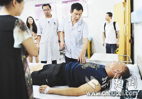 泳池消毒系統突發故障 23名泳客中毒入院救治(圖)