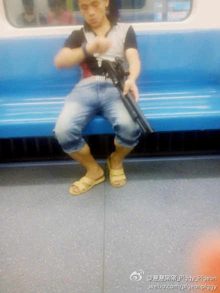 滬地鐵內一男子拿
