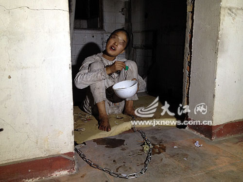 江西一年輕智障女子廢棄房內裸體遭鐵鏈囚禁(圖)