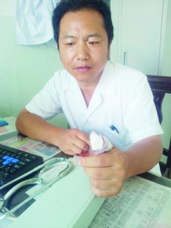 車輪旁救女童 “醫(yī)生哥”手指被削掉一截(圖)