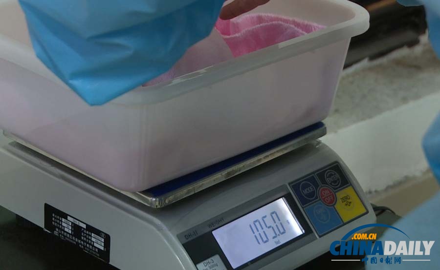 高清圖：成都新生大熊貓寶寶在暴雨中誕生