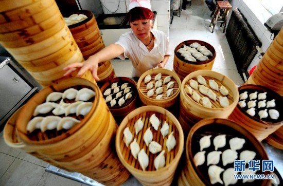 頭伏餃子飄香(組圖)