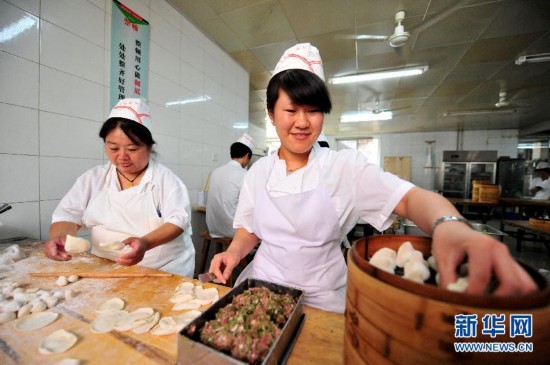 頭伏餃子飄香(組圖)