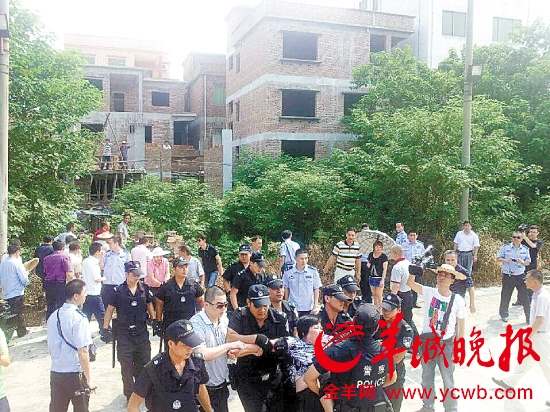 特警出手 老人搶回被強占9年宅基地