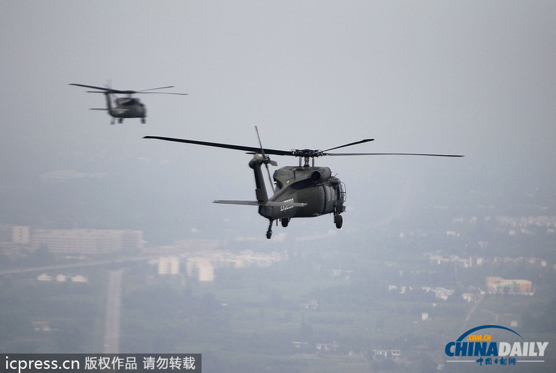 暴雨泥石流致汶川草坡鄉成孤島 直升機空投馳援