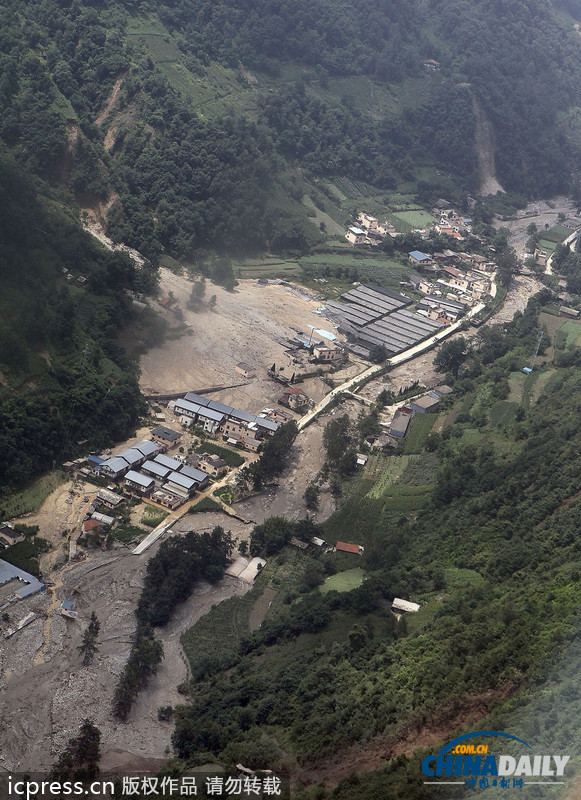 暴雨泥石流致汶川草坡鄉(xiāng)成孤島 直升機空投馳援