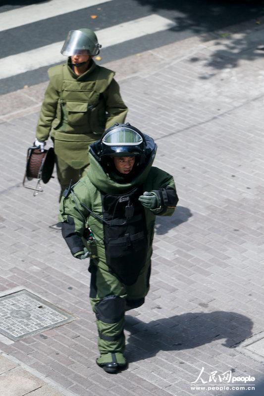 上海:路邊現可疑木箱 特警現場核實系一箱黃沙