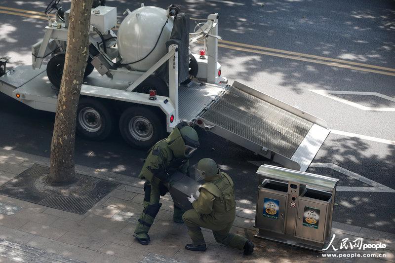 上海:路邊現可疑木箱 特警現場核實系一箱黃沙