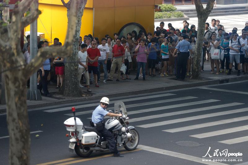 上海:路邊現可疑木箱 特警現場核實系一箱黃沙