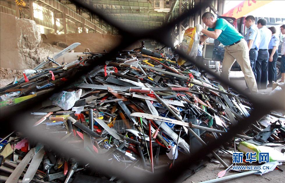 上海警方集中銷(xiāo)毀收繳的非法槍支和管制刀具