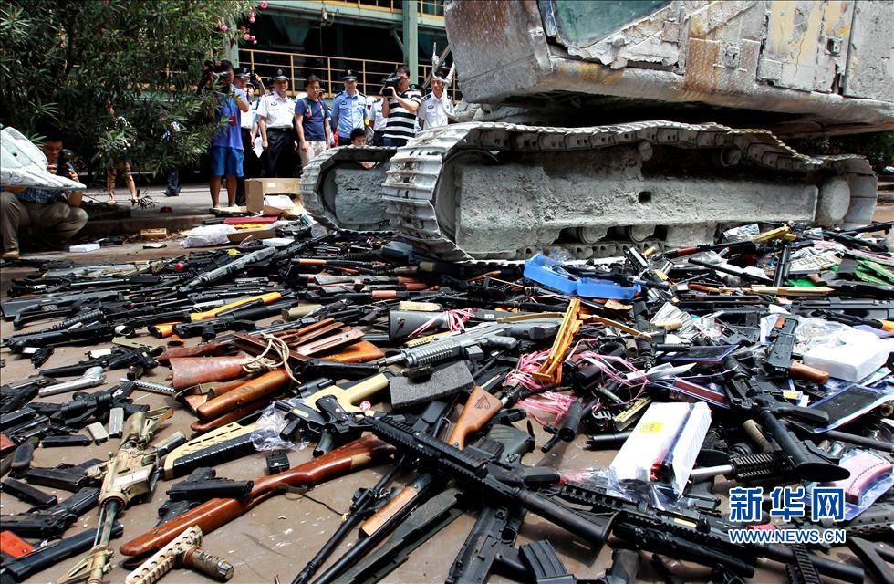 上海警方集中銷毀收繳的非法槍支和管制刀具