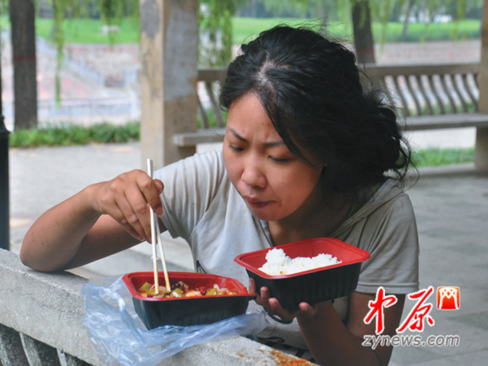 高清：鄭州街頭流浪少女不接受救助 面容姣好曾留學(xué)新加坡