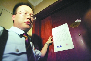 小伙試駕法拉利不料撞墻 負全責賠償搭上房