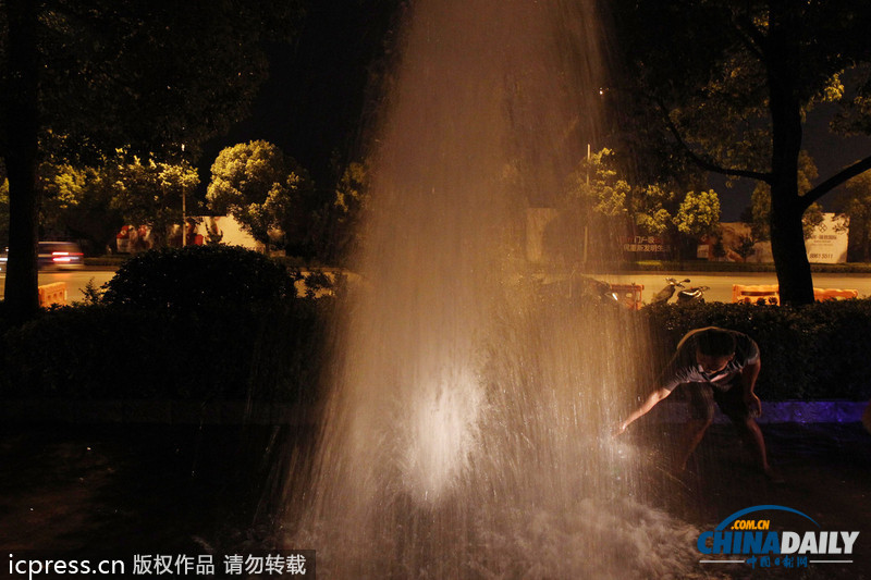 長沙一水管爆裂驚現4米高水柱 市民趁勢洗澡