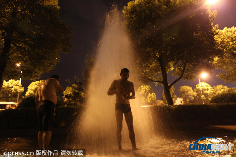 長(zhǎng)沙一水管爆裂驚現(xiàn)4米高水柱 市民趁勢(shì)洗澡