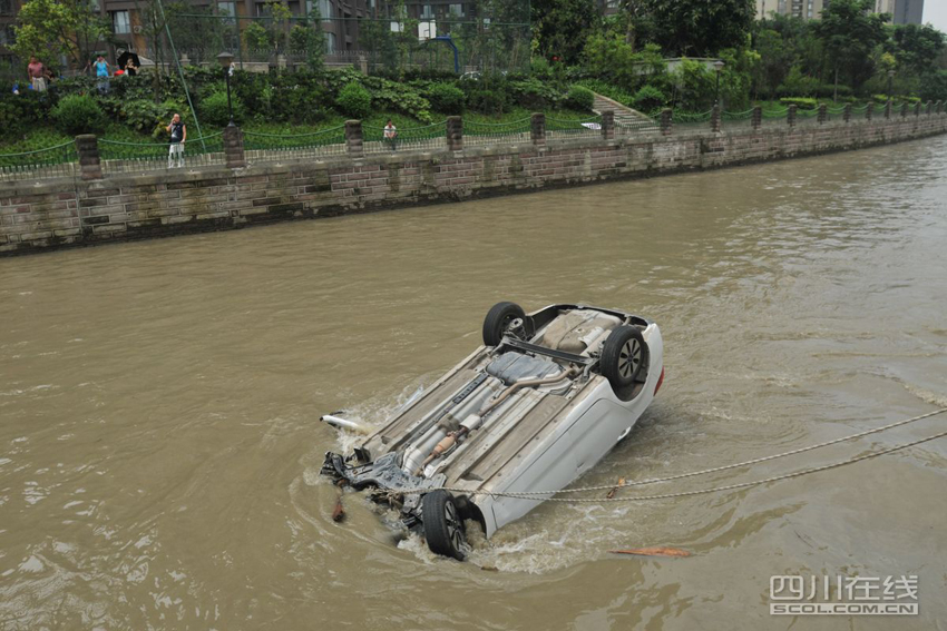 四川偷車賊駕車瘋狂逃竄 慌不擇路墜入河中