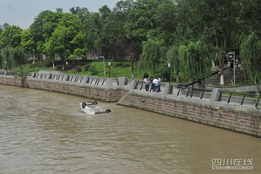 四川偷車賊駕車瘋狂逃竄 慌不擇路墜入河中