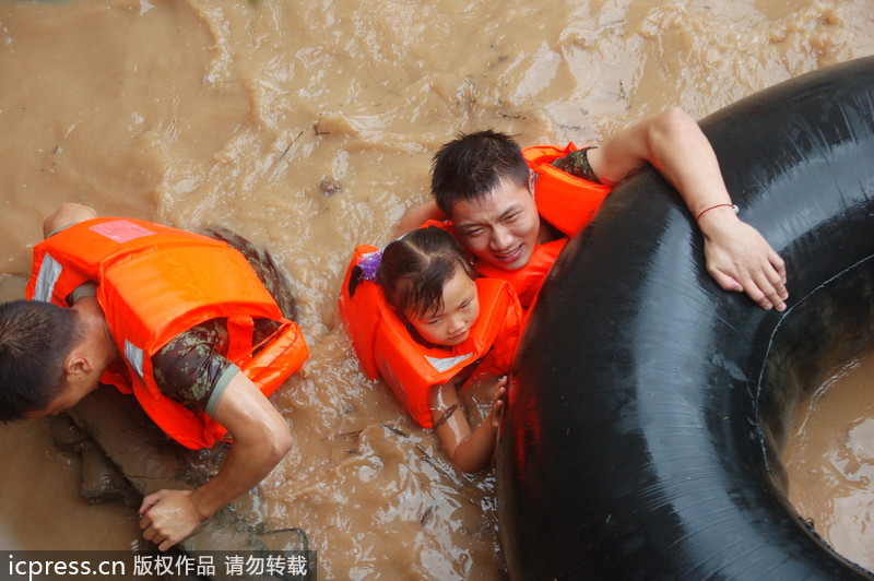 四川閬中：洪水來臨房屋被淹 汽車內胎充當“諾亞方舟”