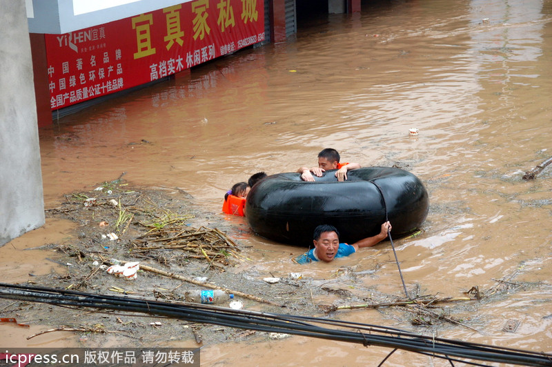 四川閬中：洪水來(lái)臨房屋被淹 汽車內(nèi)胎充當(dāng)“諾亞方舟”