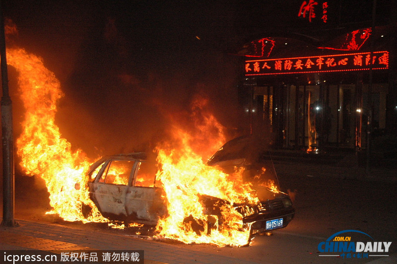 甘肅武威：夜市鬧區(qū)一轎車突發(fā)“自爆”